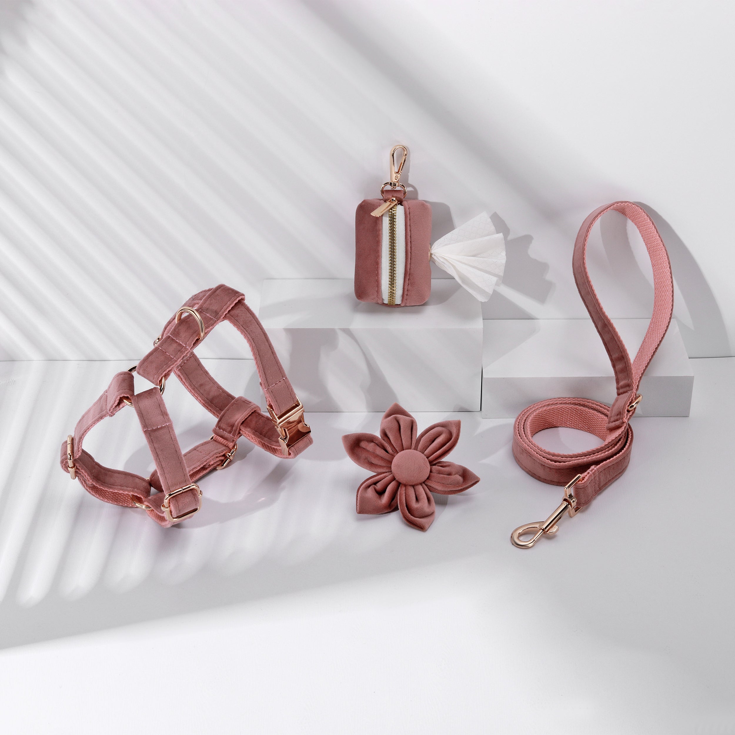 Ensemble 4 pièces fleuri rose poudré pour chien : harnais, collier, laisse et porte-sacs