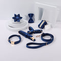 Ensemble fleuri bleu roi : harnais step-in, collier, laisse, porte-sacs et nœud papillon assortis