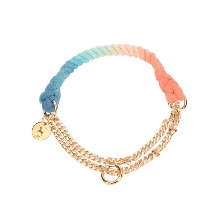 Collier en corde de coton dégradé orange et bleu avec chaîne dorée