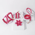 Ensemble 4 pièces fleuri rose pour chien : harnais, collier, laisse et porte-sacs