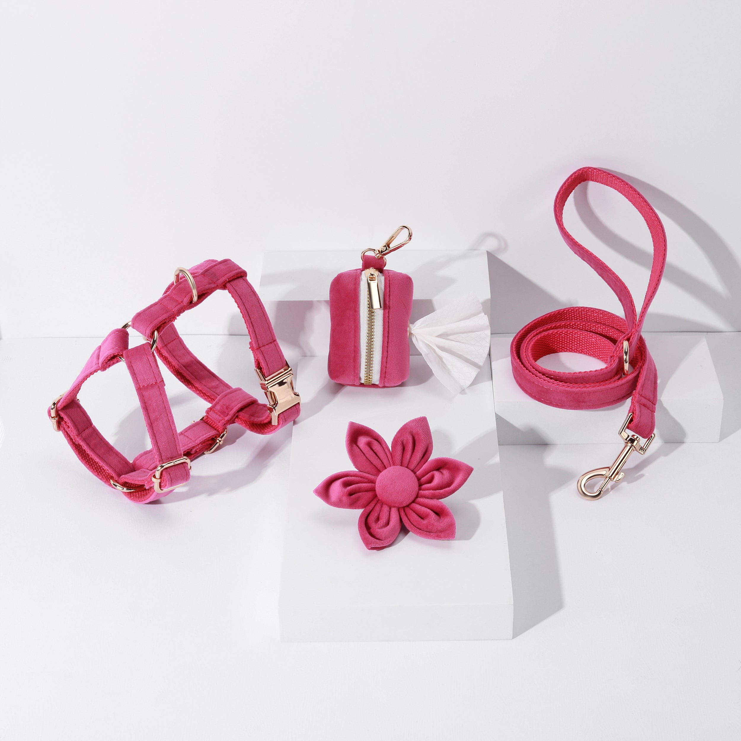 Ensemble 4 pièces fleuri rose pour chien : harnais, collier, laisse et porte-sacs