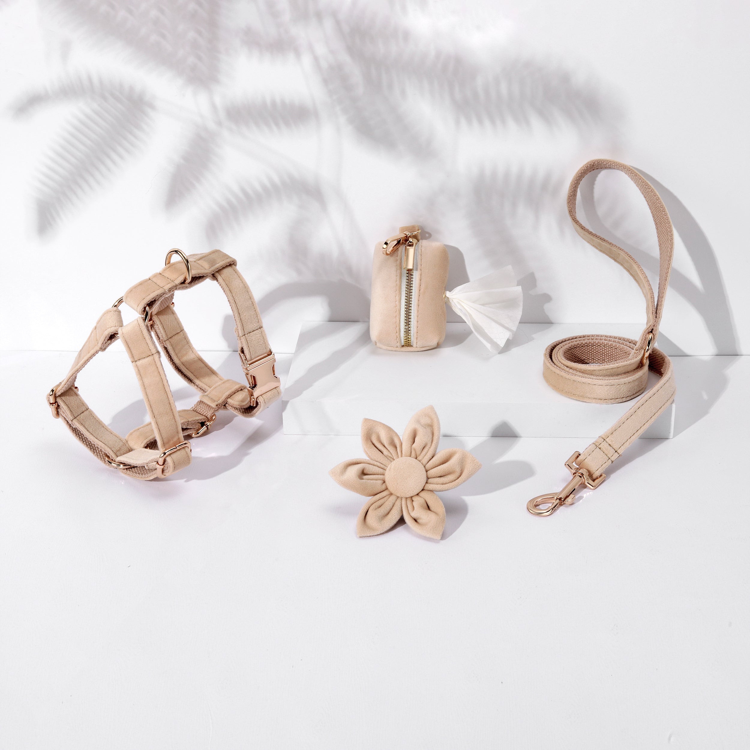 Ensemble 4 pièces fleuri beige pour chien : harnais, collier, laisse et porte-sacs