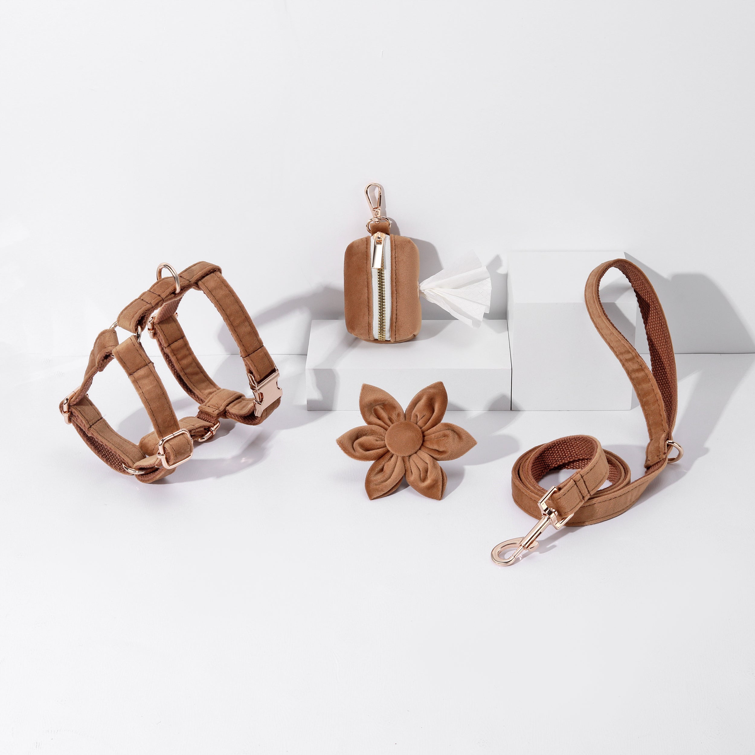 Ensemble 4 pièces fleuri camel : harnais, collier, laisse et porte-sacs