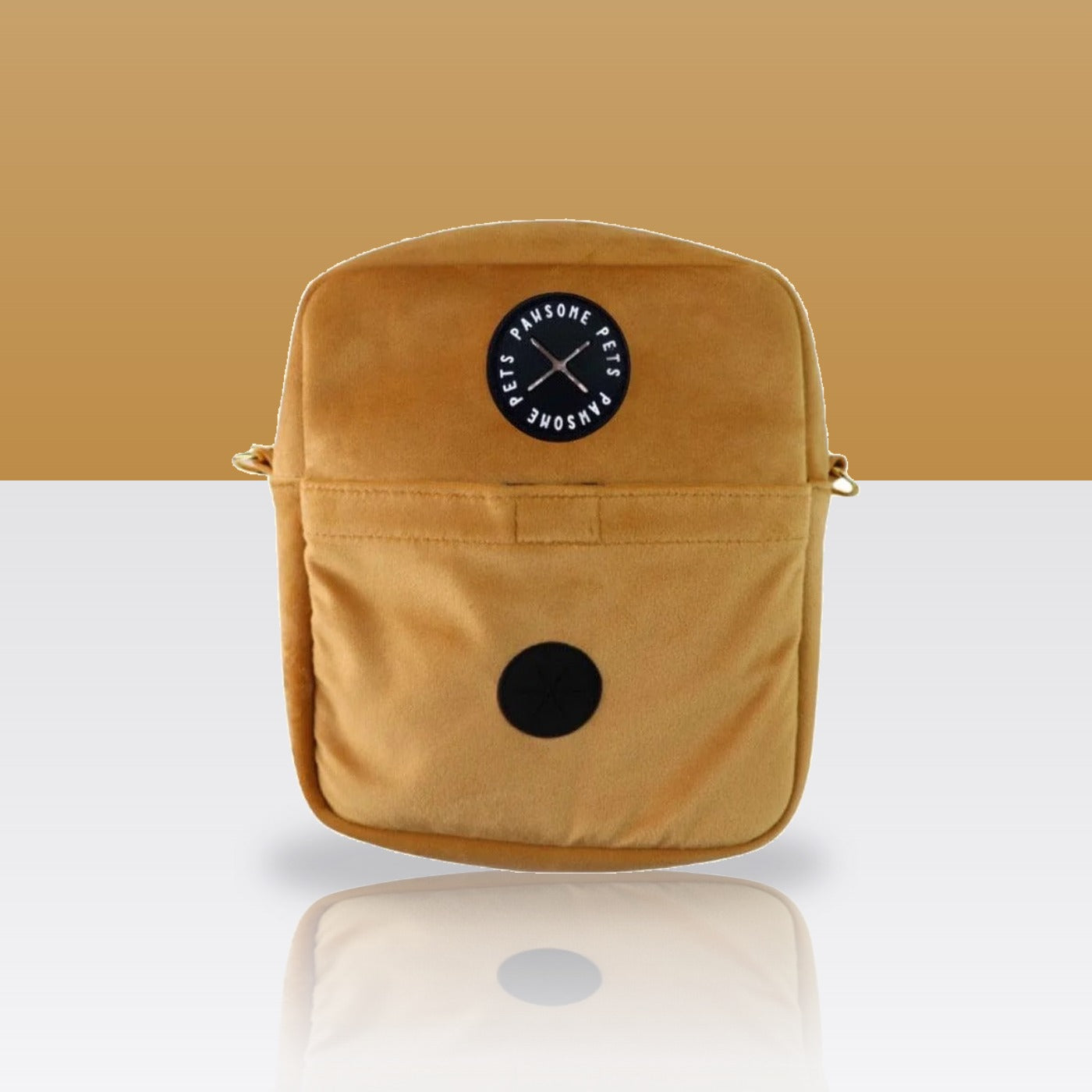 Sacoche de promenade caramel pour chien, sur fond caramel