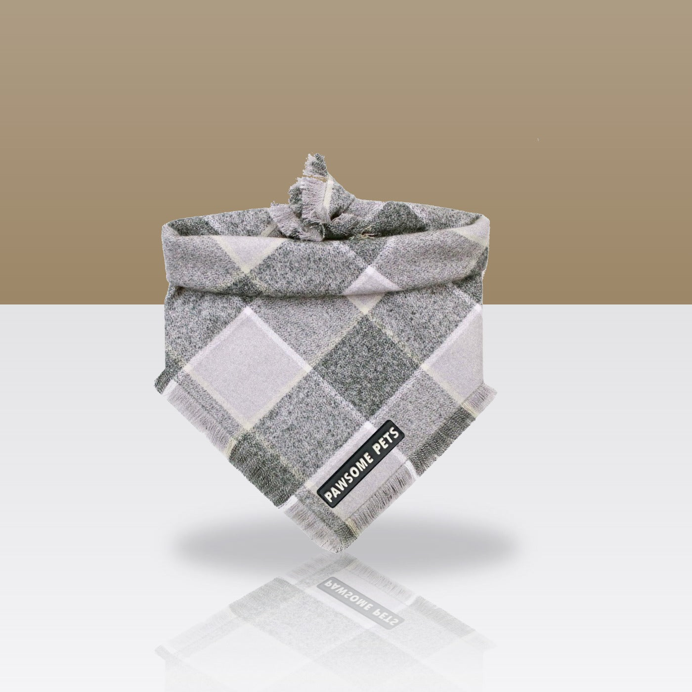 Bandana Luca pour chien, sur fond doux